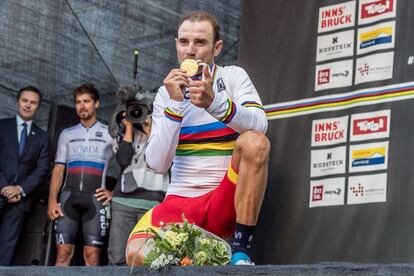 Alejandro Valverde besa la medalla de oro del Mundial en Ruta de 2018.