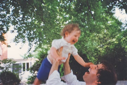 El congresista Jamie Raskin y su hijo Tommy, en una imagen del álbum familiar.