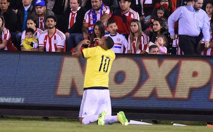 Edwin Cardona celebra su gol contra Paraguay