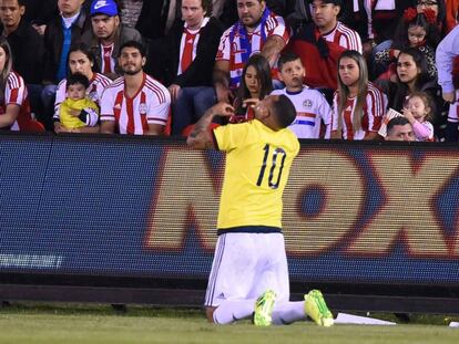 Edwin Cardona celebra su gol contra Paraguay