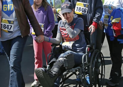 Una superviviente del atentado participa en el homenaje a las víctimas.