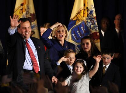 El gobernador electo de Nueva Jersey, Chris Christie (izquierda), y la subgobernadora, Kim Guadagno (centro), tras el anuncio de la victoria.