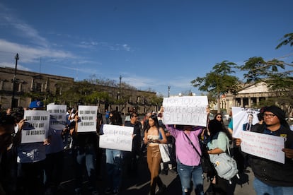 Personas llevan carteles en defensa de la libertad de expresión durante la concentración.