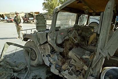 Un soldado de la 101ª División Aerotransportada, ayer, frente a un vehículo militar destrozado por una bomba en Mosul.