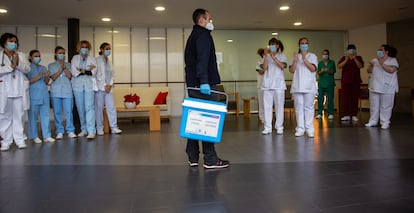 Varios sanitarios aplauden la llegada de la vacuna a la residencia Caser Betharran de Hondarribia, en Gipuzkoa, este domingo.