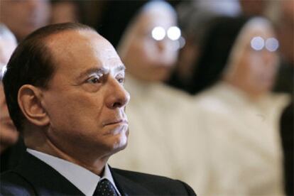 El primer ministro italiano, Silvio Berlusconi, durante la misa por Juan Pablo II que se ha celebrado esta tarde en Roma.