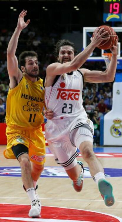 Sergio Llull, del Madrid, entra a canasta ante Bellas.