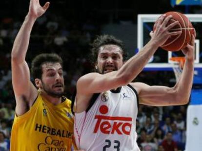 Sergio Llull, del Madrid, entra a canasta ante Bellas.