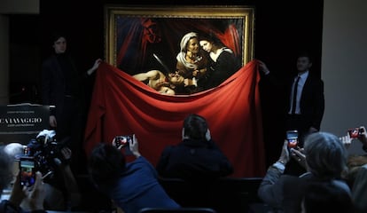 La obra 'Judith y Holofernes' del pintor Caravaggio, valorada en más de 129 millones de libras (150 millones de euros), se expone en la Galería Colnaghi en Londres, el 28 de febrero.