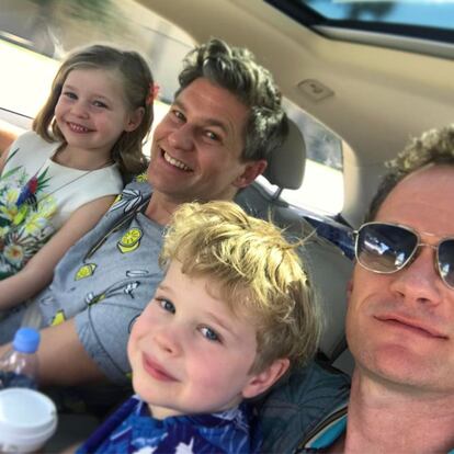 Neil Patrick Harris y su marido, el chef David Burtka, se convirtieron en padres de los mellizos Gideon Scott y Harper Grace en octubre de 2010. Fueron concebidos mediante el vientre de alquiler, y cada embrión tenía la carga genética de uno de sus padres. “Fue algo meditado tanto a nivel económico, como emocional y pensando en nuestra relación. No nos quedamos embarazos de nivel accidental. Estos niños llegaron a nuestro mundo con nada más que amor”, le contó el actor a la conocida presentadora Oprah Winfrey.