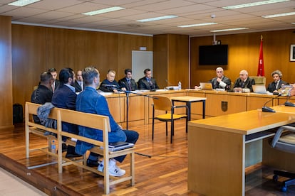 El bailaor Rafael Amargo, el productor Eduardo de Santos y el socio de Amargo, Miguel Ángel Batista (i), en el banquillo de los acusados en la Audiencia Provincial de Madrid.