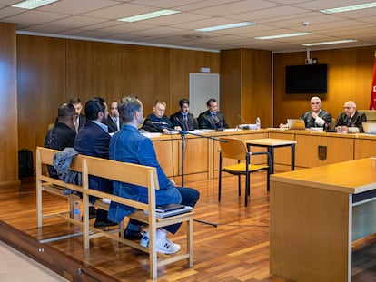 El bailaor Rafael Amargo, el productor Eduardo de Santos y el socio de Amargo, Miguel Ángel Batista (i), en el banquillo de los acusados en la Audiencia Provincial de Madrid.