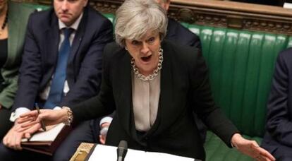 Theresa May se dirige al Parlamento durante el debate de este martes.