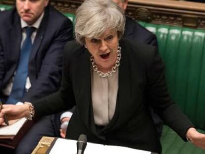 Theresa May se dirige al Parlamento durante el debate de este martes.