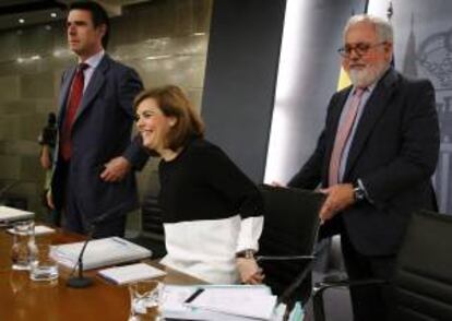 La vicepresidenta del Gobierno, Soraya Sáenz de Santamaría, el ministro de Agricultura y candidato del PP al Parlamento Europeo, Miguel Arias Cañete (d) y el titular de Industria, José Manuel Soria, al inicio de la rueda de prensa posterior a la reunión del Consejo de Ministros celebrada esta mañana en el Palacio de La Moncloa.