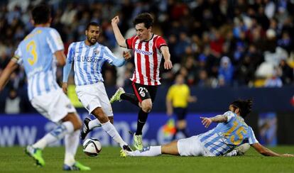 Fernando Damian Tissone, del Málaga, disputa un balón con Unai López, el Athletic.