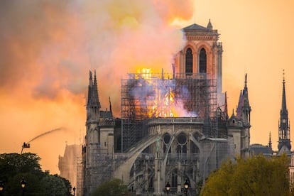 Incendio de la catedral de Notre Dame de París. 
