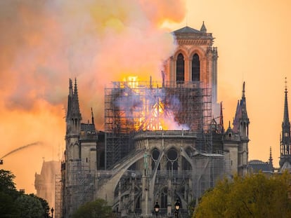 Incendio de la catedral de Notre Dame de París. 