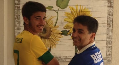 Bebeto, à direita, com seu filho Mattheus, a quem dedicava os gols na Copa de 1994, imitando ninar um bebê.