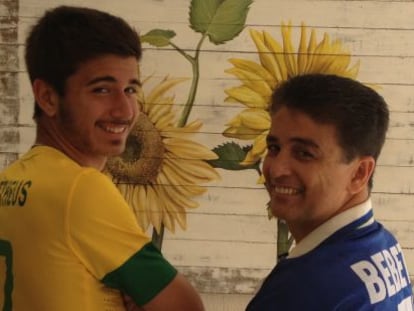 Bebeto, a la derecha, junto a su hijo Mattheus, al que dedicaba los goles en el Mundial del 94 imitando que acunaba a un bebé.