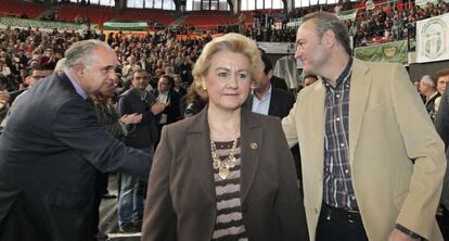 El portavoz del PP en las Cortes, Rafael Blasco, y el presidente Alberto Fabra, se saludaron con poco entusiasmo.