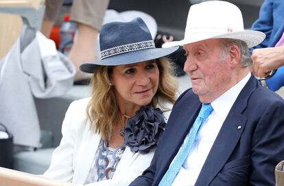 El rey Juan Carlos, con su hija Elena, el domingo en París.