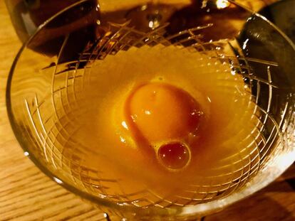 Sorbete de clementinas al whisky, complemento líquido del gofre relleno de queso / Capel