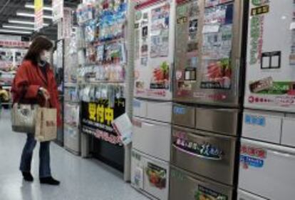 Una mujer observa frigor&iacute;ficos en un comercio de Tokio (Jap&oacute;n).