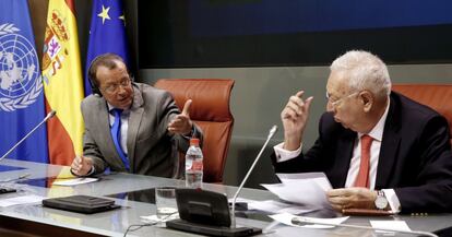 El ministro de Exteriores, Jos&eacute; Manuel Garc&iacute;a-Margallo, a la derecha, y el enviado de la ONU para Libia, Martin Kobler, este jueves en Madrid.