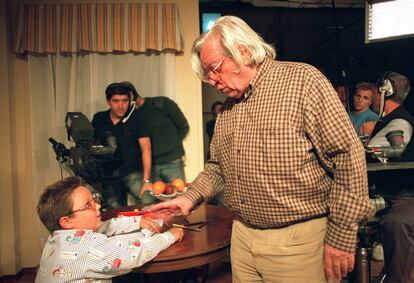 Antonio Mercero y Christopher Torres, durante el rodaje de la serie 'Manolito Gafotas', para la cadena Antena 3.