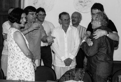 Cartagena de Indias, 2006. Gabriel García Márquez junto a Alma Guillermoprieto, Jaime Abello Banfi, Gustavo Bell, José Salgar, Javier Darío Restrepo y Sergio Ramírez en la sede de la FNPI.