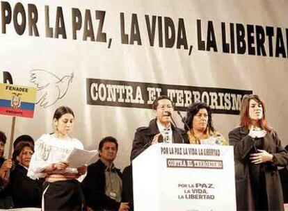 Lucía Roseto; Francisco Morales, presidente de Fenadee, y Almudena Grandes, durante la lectura del manifiesto.