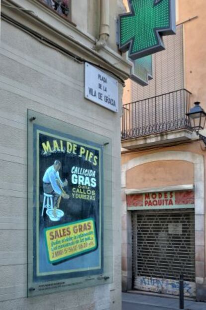 Cartel de la farmacia Bru, antes de la familia Gras, en la plaza de la Vila de Gràcia.