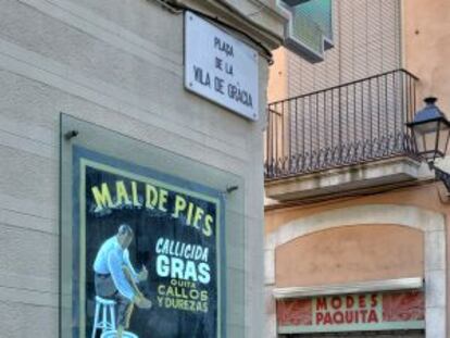 Cartel de la farmacia Bru, antes de la familia Gras, en la plaza de la Vila de Gràcia.
