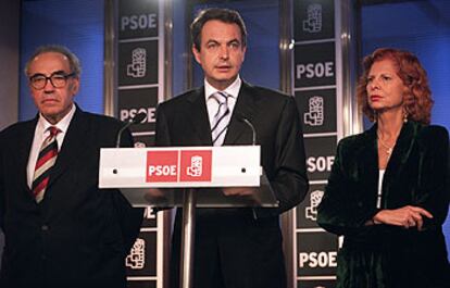 José Luis Rodríguez Zapatero, ayer, flanqueado por Gregorio Peces-Barba y Carmen Alborch.