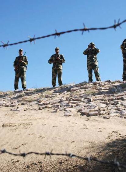 Militares indios vigilan desde la frontera de la localidad india de Ranjiputra