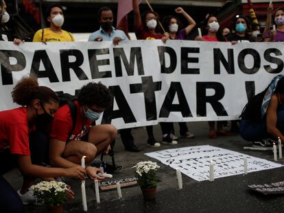 Activistas y familiares de las víctimas encienden velas un día después de una operación policial que dejó 25 muertos en la favela de Jacarezinho de Río de Janeiro, este viernes.