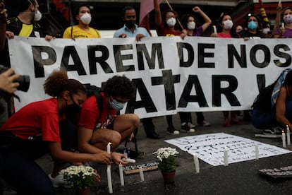 Activistas y familiares de las víctimas encienden velas un día después de una operación policial que dejó 25 muertos en la favela de Jacarezinho