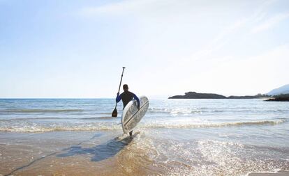 El catálogo de actividades náuticas que se pueden practicar en la Costa Cálida es amplio y variado: piragüismo, kitesurf, motonáutica o flyboard, entre otros.