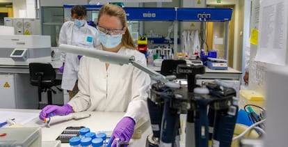 Una investigadora en el laboratorio de la filial de Johnson & Johnson en Bélgica.