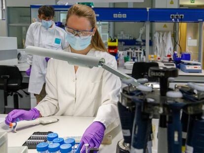 Una investigadora en el laboratorio de la filial de Johnson & Johnson en Bélgica.