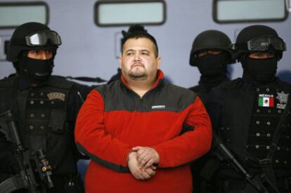 Teodoro García Simental, <i>el Teo,</i> rodeado de policías en México.