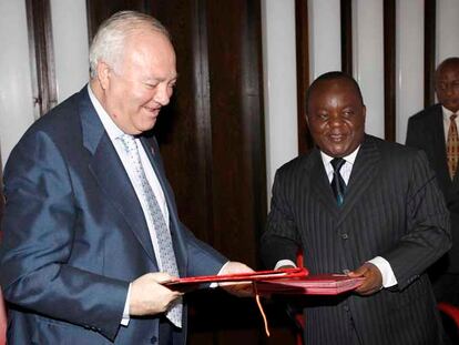 El ministro Miguel Ángel Moratinos saluda a su homólogo congoleño, Antipas Mbusa Nyanmisi.