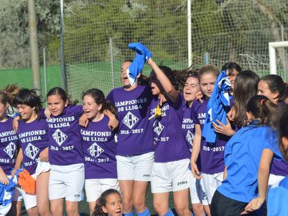 L'infantil de l'AEM de Lleida, format per noies, celebra el títol de Lliga.