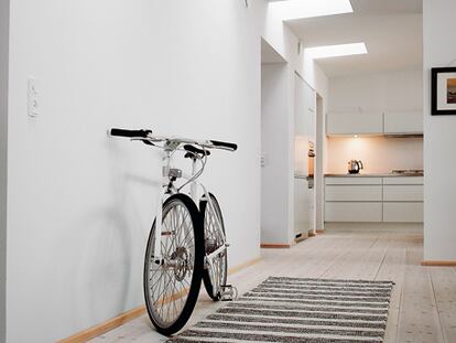 Una ventana de techo para cubierta plana ilumina este pasillo interior. De Velux