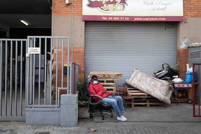 Harouna, gambiano de 22 anos, descansa en una butaca a la entrada de una nave ocupada en la calle Antoni Bori de Badalona.