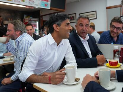 El primer ministro británico, Rishi Sunak, visita Uxbridge para felicitar al candidato de su partido, Steve Tuckwell, que ha conseguido mantener el escaño que dejó Boris Johnson.