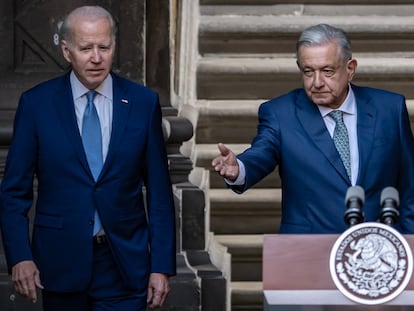 El presidente de EE UU, Joe Biden, y su homólogo mexicano, López Obrador, al cierre de la cumbre sostenida en enero de este año.