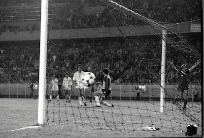 Alan Kennedy, jugador del Liverpool, festeja ante la mirada del madridista García Navajas el gol anotado en la final de la Copa de Europa de 1981, en la que el Real Madrid perdió ante los ingleses 1-0 en el Parque de los Príncipes.