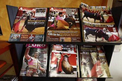Revistes sobre toros —la majoria en castellà— a la localitat francesa.